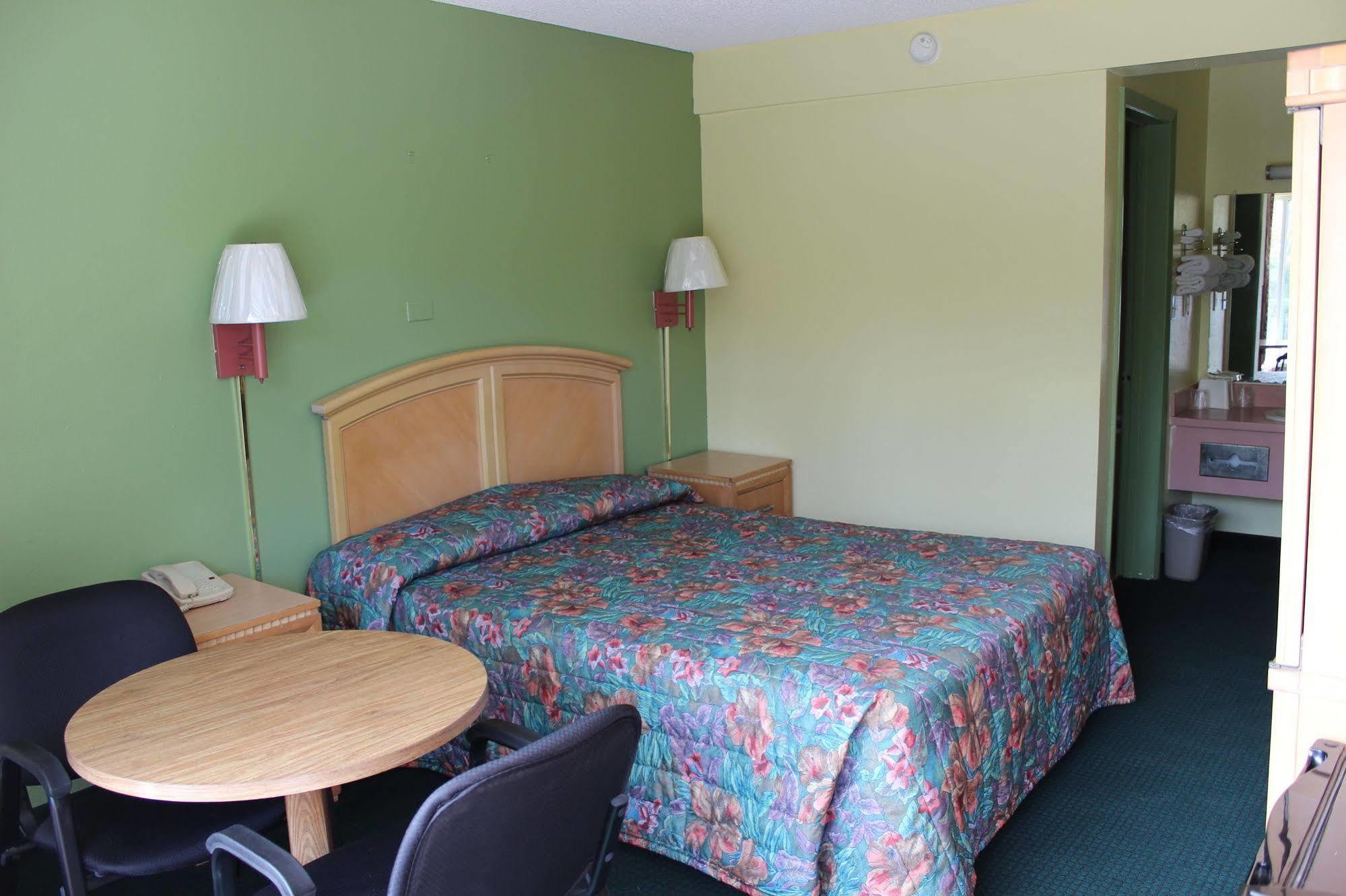 Travelers Inn Гейнсвил Екстериор снимка